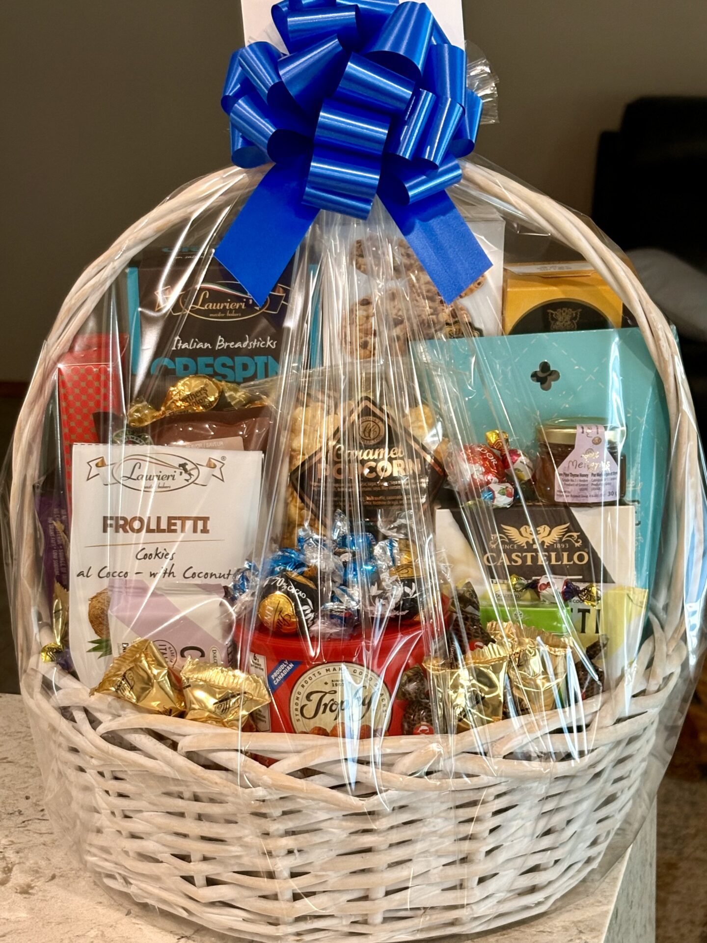 basket8 Beautiful Blue Cake